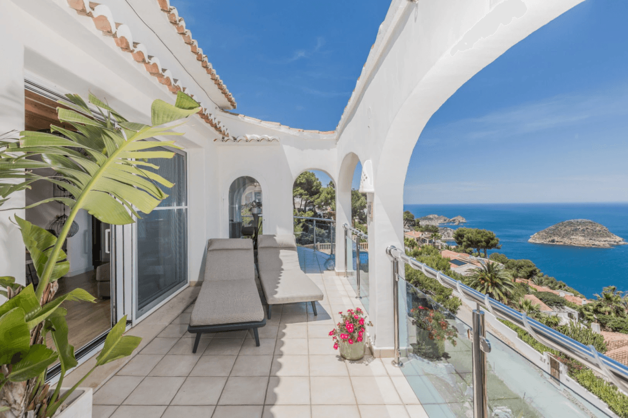 Villa con vistas panorámicas al mar y la Isla de Portichol en Javea