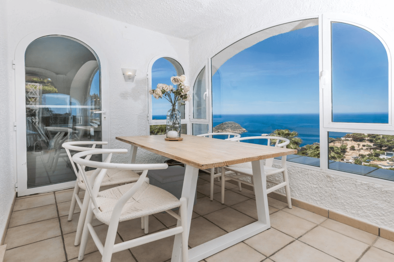 Villa con vistas panorámicas al mar y la Isla de Portichol en Javea