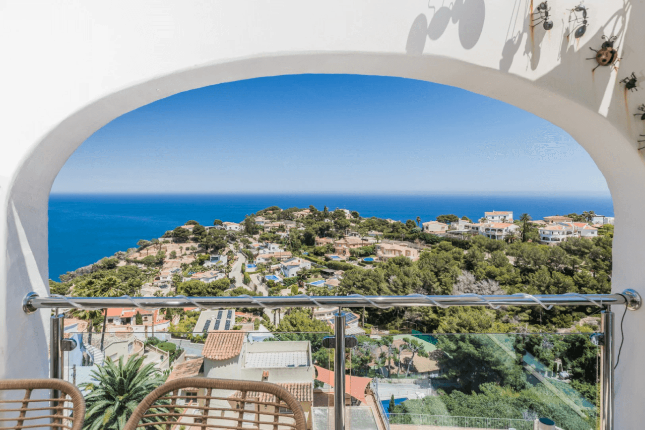 Villa con vistas panorámicas al mar y la Isla de Portichol en Javea
