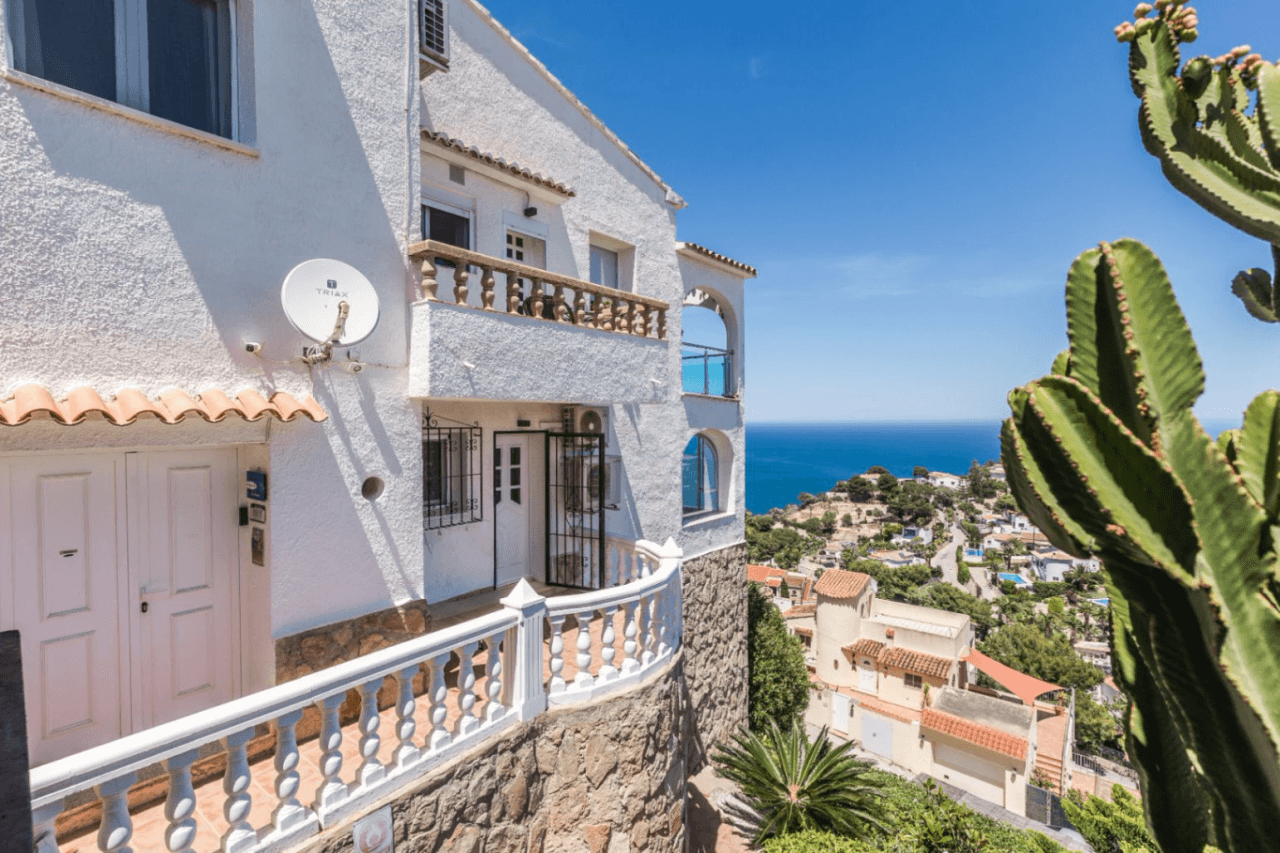 Villa con vistas panorámicas al mar y la Isla de Portichol en Javea