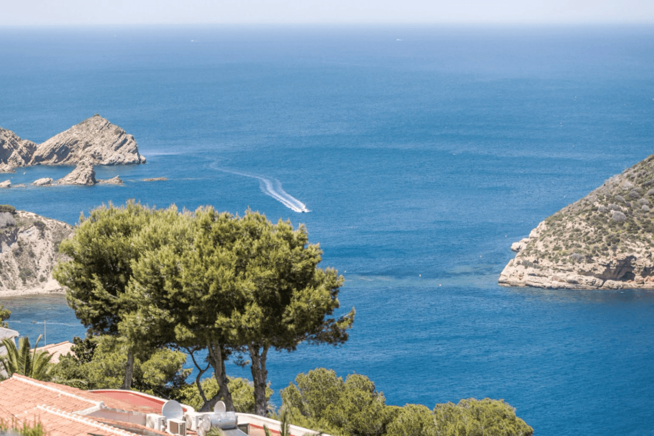 Villa con vistas panorámicas al mar y la Isla de Portichol en Javea