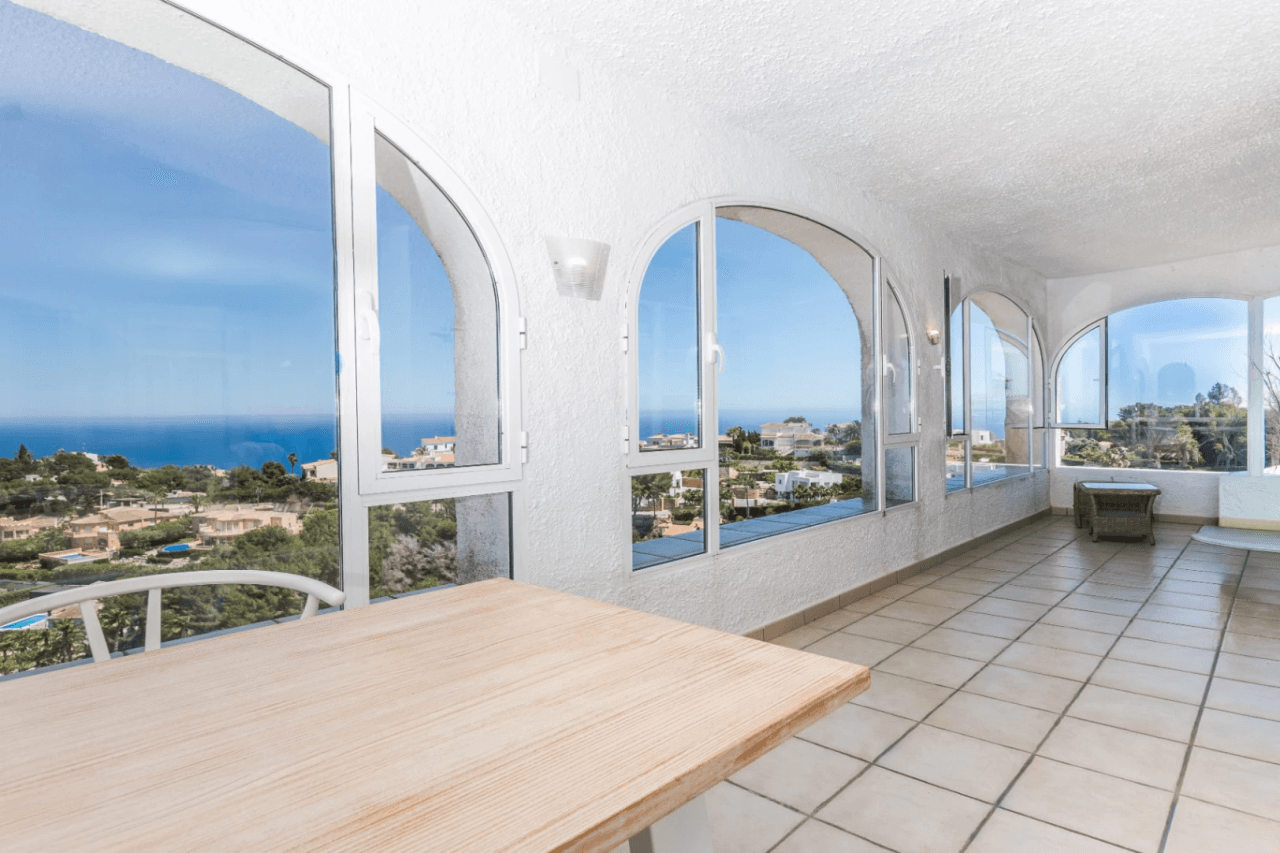 Villa con vistas panorámicas al mar y la Isla de Portichol en Javea