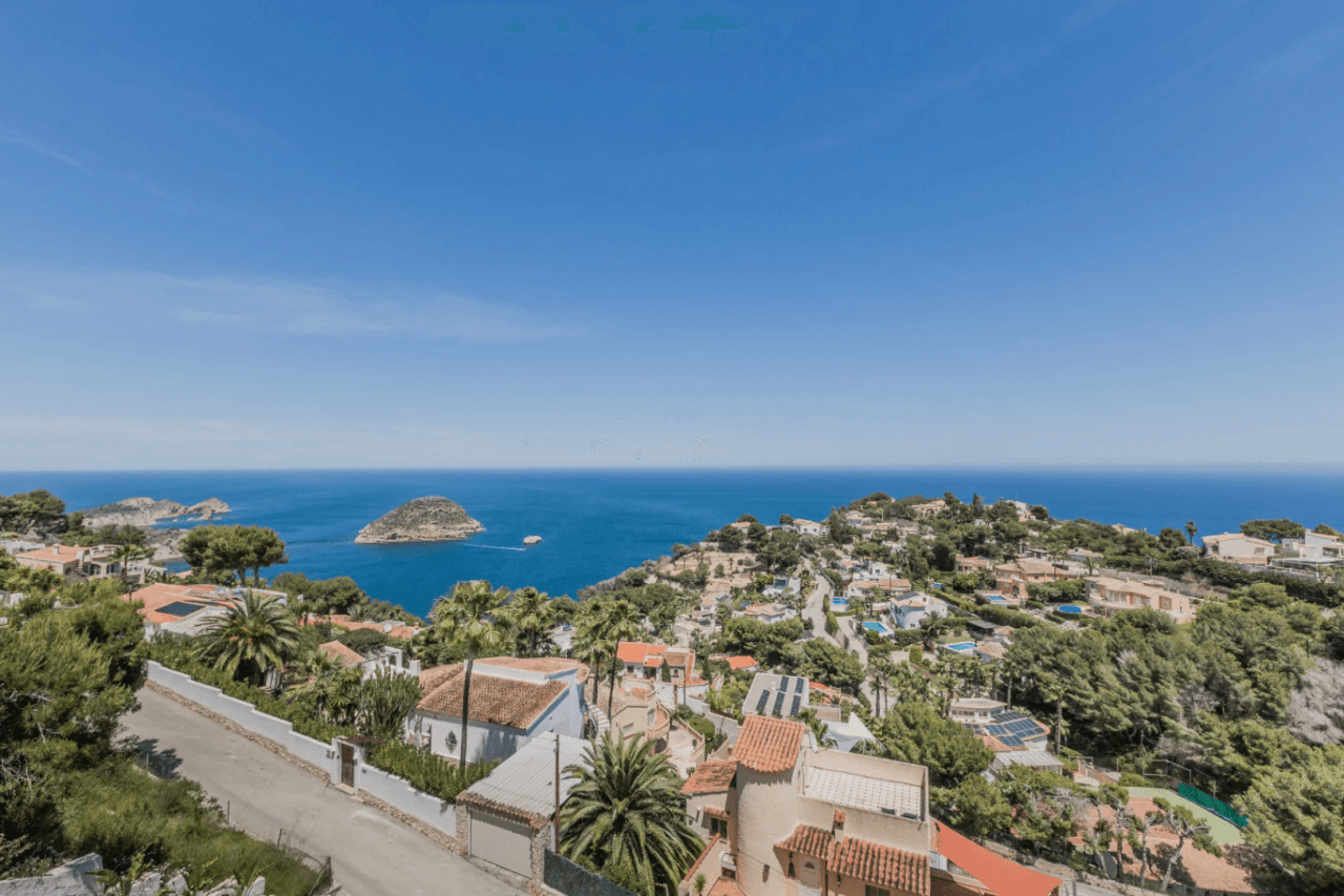 Villa con vistas panorámicas al mar y la Isla de Portichol en Javea