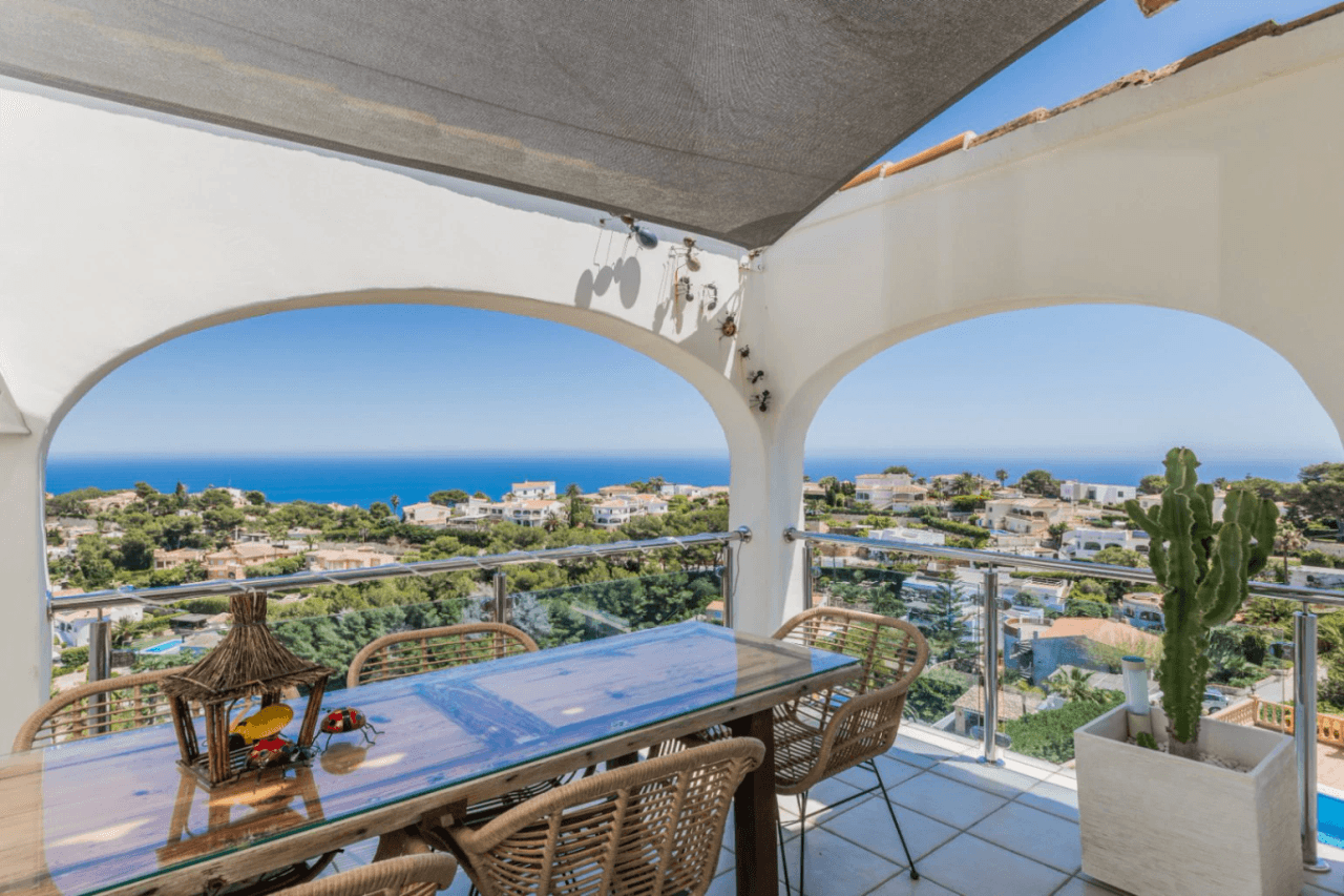 Villa con vistas panorámicas al mar y la Isla de Portichol en Javea