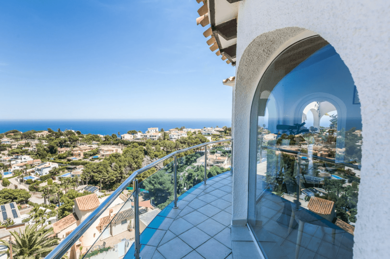 Villa con vistas panorámicas al mar y la Isla de Portichol en Javea