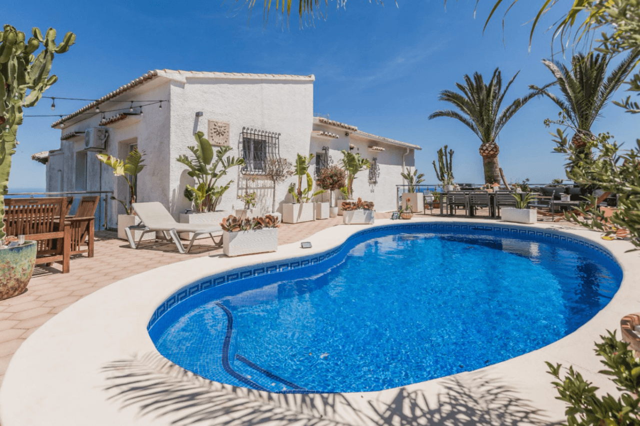 Villa con vistas panorámicas al mar y la Isla de Portichol en Javea