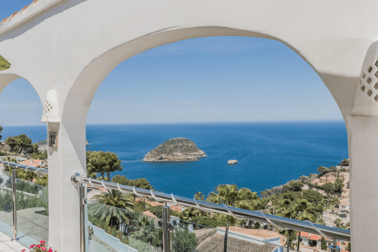 Villa con vistas panorámicas al mar y la Isla de Portichol en Javea