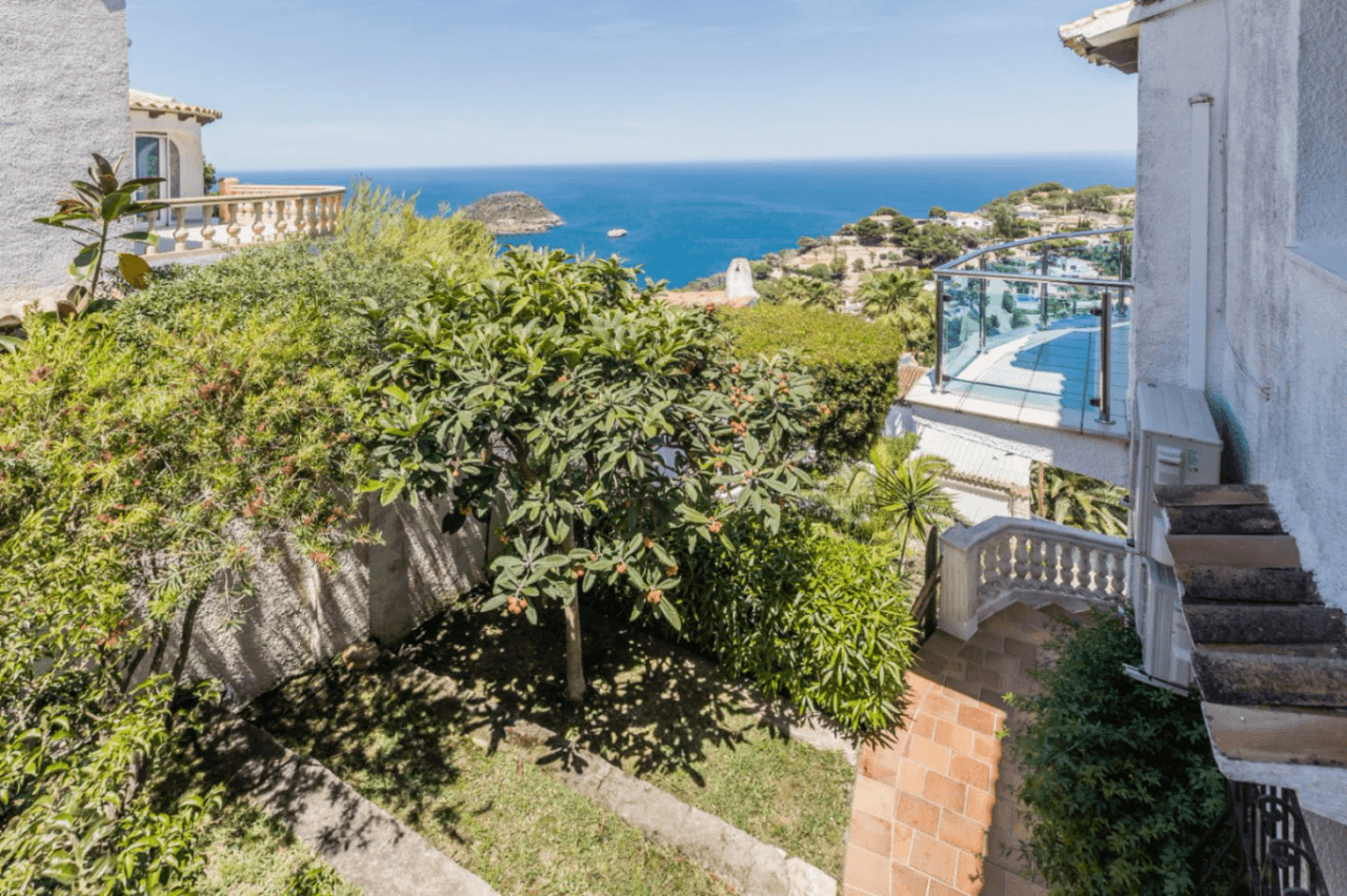 Villa con vistas panorámicas al mar y la Isla de Portichol en Javea